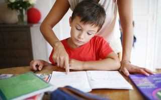 Как заставить ребенка учить уроки