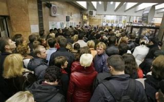 Как входить в помещение, где много людей